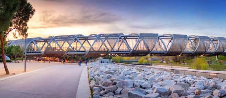 Puente de la Mujer al atardecer con iluminación cálida y entorno natural