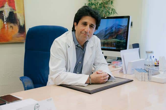 Psiquiatra en su despacho profesional
