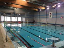 Piscina olímpica cubierta en el complejo deportivo Los Almendros