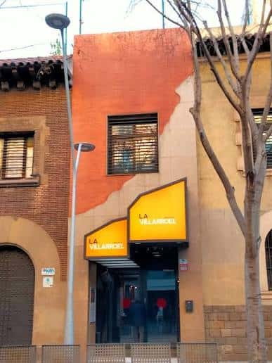 Fachada exterior del teatro La Villarroel con su distintiva señalización amarilla