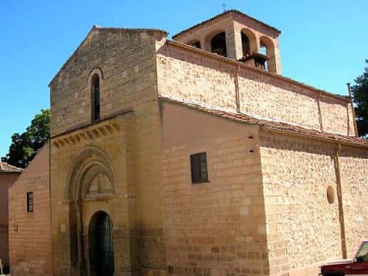 Vista exterior de la Iglesia de San Sebastián en Segovia con su fachada románica y torre campanario