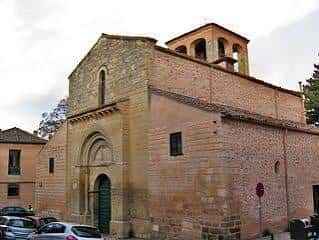 Iglesia de San Sebastián (Segovia) desde una perspectiva lateral mostrando su estructura de piedra