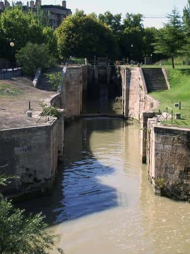 Vista del canal con esclusas de piedra y escalinatas laterales