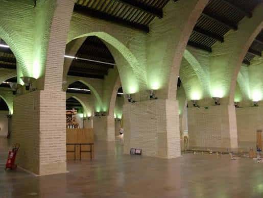 Vista amplia del salón principal de las Atarazanas con arcos góticos y suelo pulido