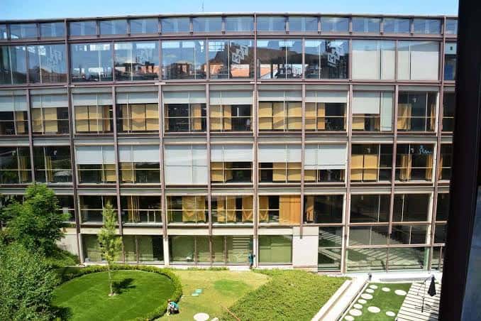 Fachada exterior del edificio COAM con jardines en primer plano