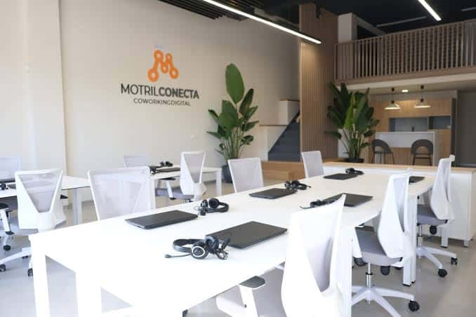Interior moderno del coworking Motril Conecta con escritorios blancos y sillas ergonómicas