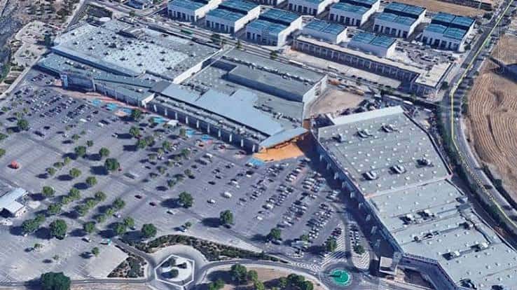 Vista aérea del complejo comercial y su aparcamiento