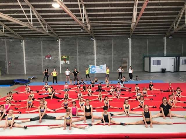 Vista interior del Pavelló de la Divina Pastora con actividad deportiva en curso