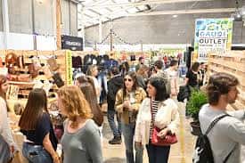 Interior del pavellón durante un evento comercial o feria