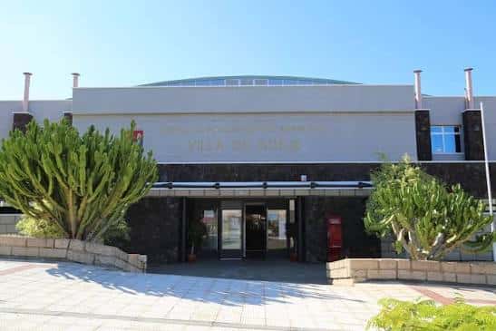 Fachada principal del Pabellón Polideportivo Municipal de Adeje con el nombre visible