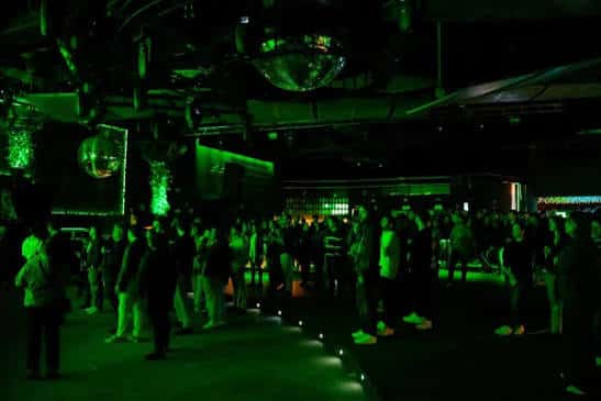 Interior del club Wagon con ambiente festivo y luces verdes