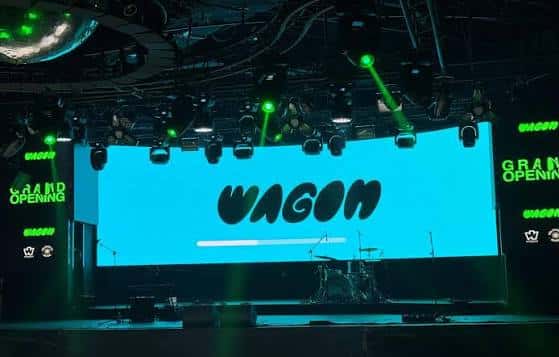 Escenario principal del Wagon con pantalla LED y logotipo visible