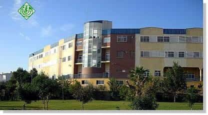 Vista exterior del edificio principal del Colegio Maravillas con fachada moderna y jardines