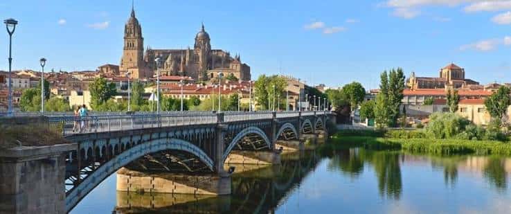 Vista panorámica del Puente Romano sobre el río Tormes con la Catedral de Salamanca al fondo