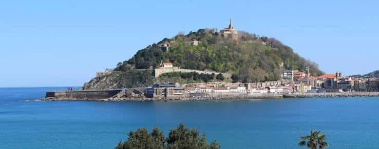 Vista panorámica del Monte Urgull desde la bahía con el Castillo de Santa Catalina
