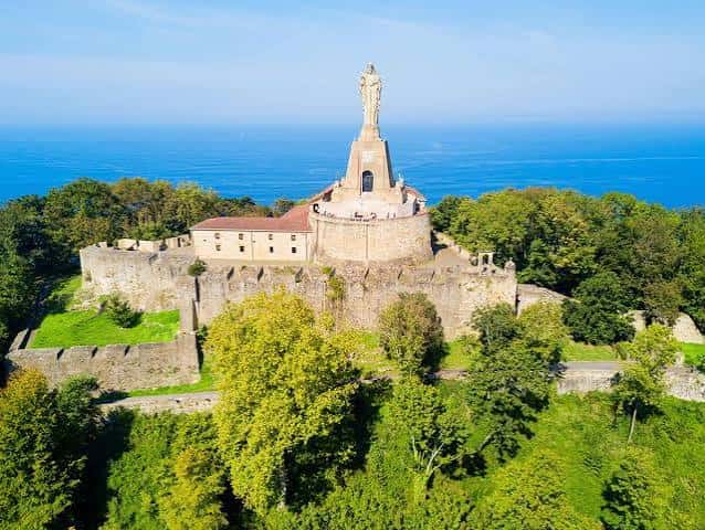 Vista aérea de la Basílica de Nuestra Señora de Urgull y sus murallas históricas