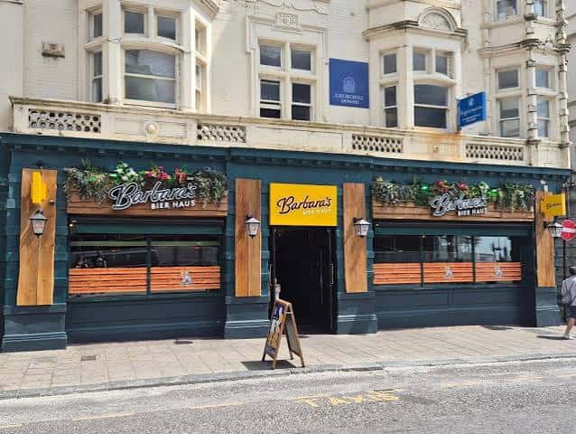 Fachada de Barbara's Bier Haus con decoración festiva