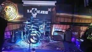 Escenario del San Nicasio Distrito Rock con equipo musical y luces de concierto