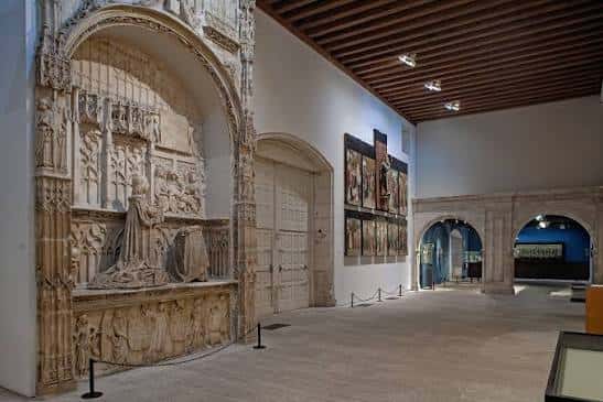Interior del museo mostrando sepulcro gótico y salas adyacentes