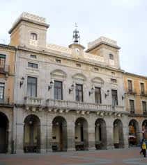 Vista frontal del edificio histórico del Ayuntamiento de Ávila bajo cielo nublado