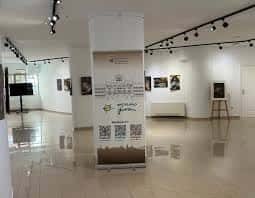Interior del Espacio Joven Salamanca con exposición de arte y banners informativos