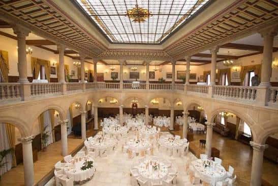 Interior del gran salón del Casino de Salamanca con techo de cristal y decoración clásica