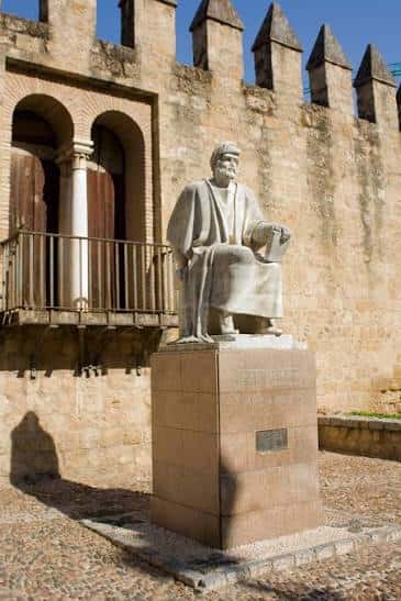 Vista completa del monumento a Averroes frente a la Alcazaba