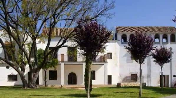 Vista exterior del Palacio de Orive con jardines y árboles ornamentales