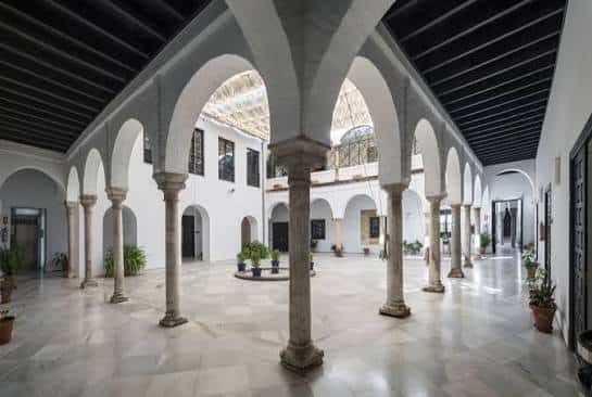 Patio interior con arcos de medio punto y columnas de piedra