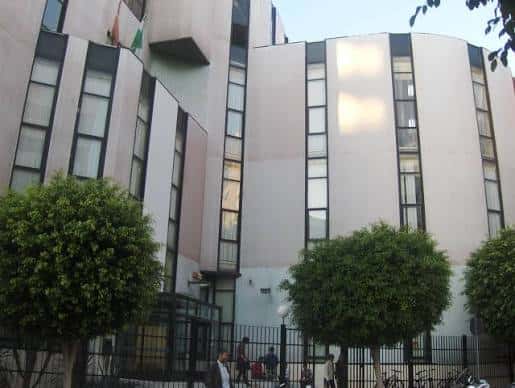 Vista exterior de la Biblioteca Francisco Villaespesa con su fachada moderna y árboles en primer plano