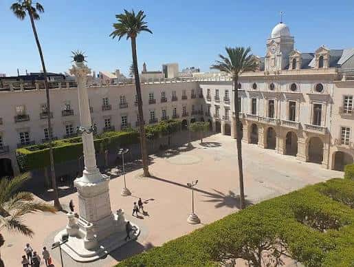 Vista aérea de la Plaza Julio Alfredo Egea con el monumento central y edificios históricos