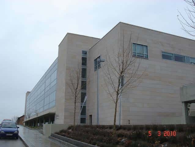 Vista exterior del Centro de Formación en Boadilla del Monte con fachada de piedra y cristal