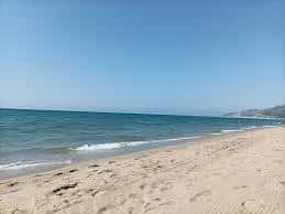 Vista panorámica de la playa del Baixador con arena y mar en calma
