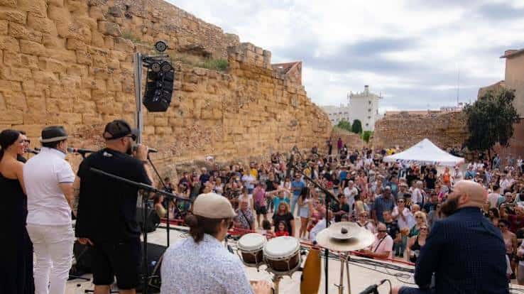 Concierto de rumba catalana en la Plaça de la Rumba con público y escenario al aire libre