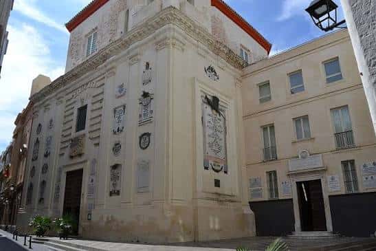 Fachada exterior del Oratorio de San Felipe Neri con detalles arquitectónicos y escudos