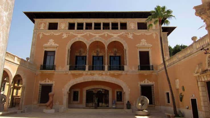 Fachada principal del Palau March con arcos y detalles ornamentales