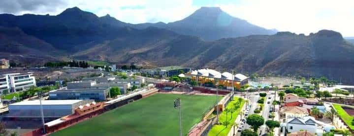 Vista panorámica del Campo de Fútbol de Adeje con montañas al fondo