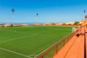 Campo de fútbol municipal de Adeje bajo cielo despejado