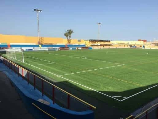 Estadio Municipal de Adeje con gradas y césped artificial
