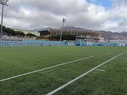 Campo de fútbol de Adeje desde la línea de banda con graderío