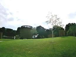 Espacio exterior verde frente al Pub Lume, ideal para eventos al aire libre