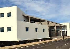 Vista exterior del Centro Cívico de Arrecife con fachada blanca y estructura moderna