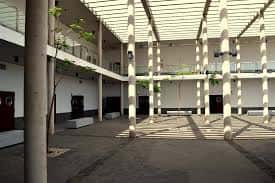 Patio interior del centro cívico con columnas y techumbre abierta
