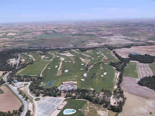 Vista aérea panorámica del Club de Golf Las Pinaillas rodeado de paisajes rurales