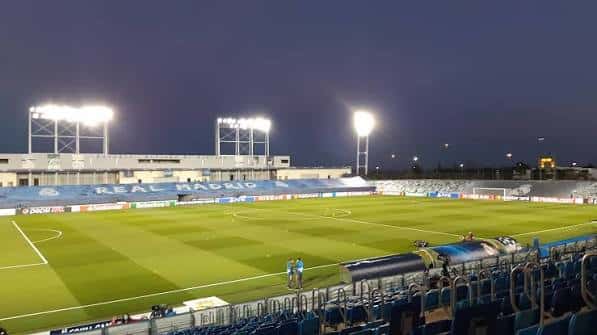 Estadio iluminado por la noche durante un partido