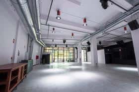 Espacio interior amplio y diáfano con iluminación industrial