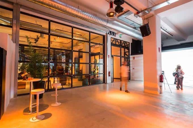 Área de recepción con mobiliario contemporáneo y ambiente cálido