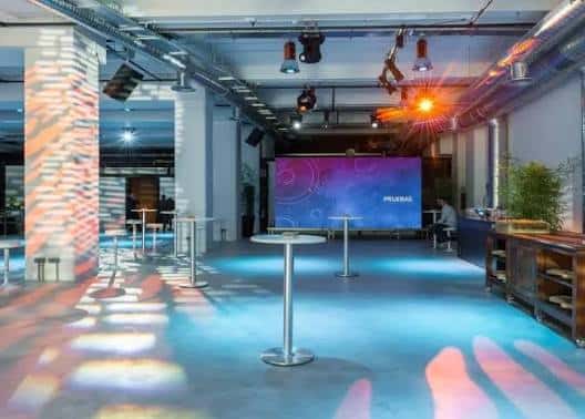 Escenario configurado para evento con proyección y ambientación lumínica
