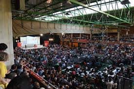 Vista interior del Pabellón Polideportivo Feria durante un evento con gran afluencia de público