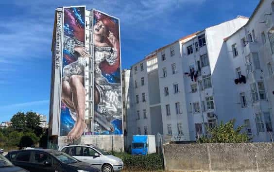 Gran mural artístico en la fachada de un edificio residencial